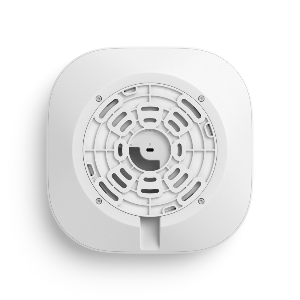 Appareil eero PoE 7, vue arrière — carré arrondi blanc avec grille circulaire ventilée, quatre trous de vis de montage et canal de câble inférieur 